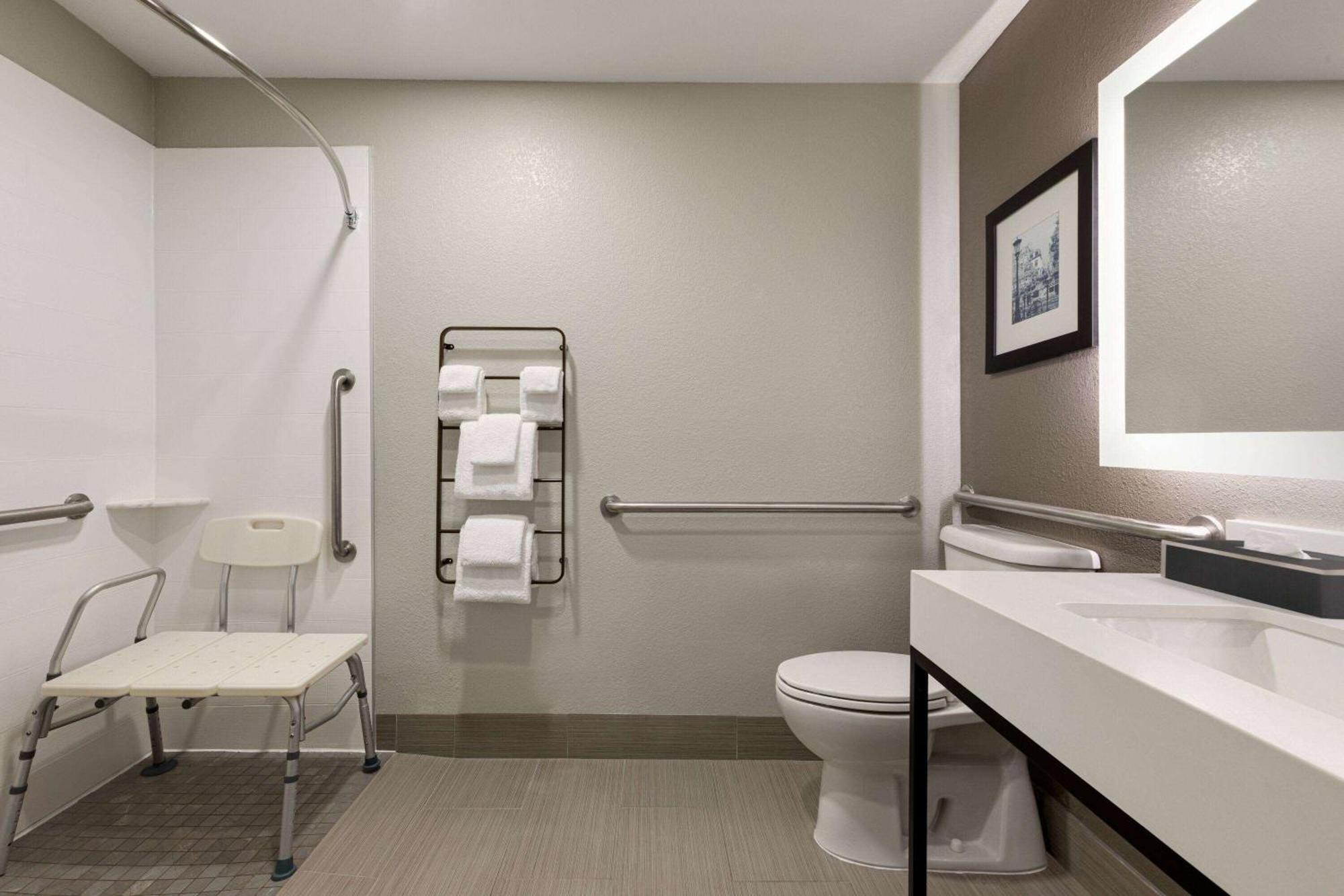 La Quinta By Wyndham Oxford - Anniston Hotel Bagian luar foto